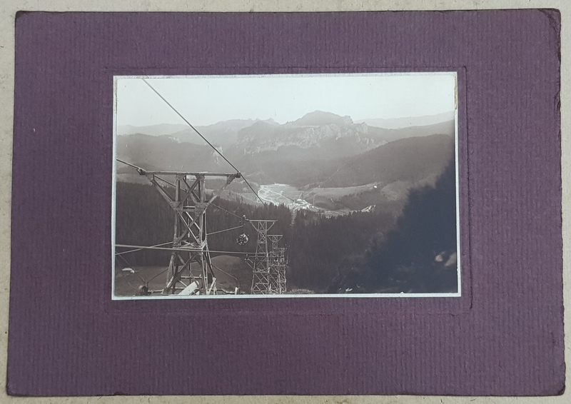 MUNTELE ZANOAGA CU VALEA IALOMITEI , FUNICULAR PENTRU LEMNE , FOTOGRAFIE TIP CARTE POSTALA , PRINSA PE PASPARTU , FOTO PAUL PETRESCU , MONOCROMA , PERIOADA INTERBELICA