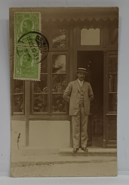 NANTES , DOMN  IN COSTUM CU PALARIE DE PAI , IN FATA CASEI , CARTE POSTALA , INCEPUTUL SEC. XX