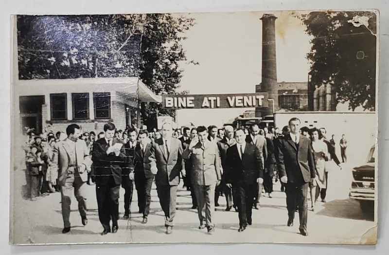 NICOLAE CEASUSECU SI ALTI OFICIALI DUPA O VIZITA DE LUCRU LA O INTREPRINDERE , FOTOGRAFIE , ANII ' 70