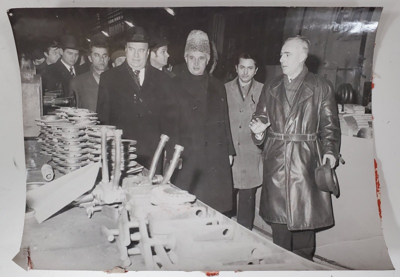 NICOLAE CEAUSESCU CONDUCAND O DELEGATIE ,  LA PREZENTAREA PRODUSELOR UNEI INTREPRINDERI , ANII  '70