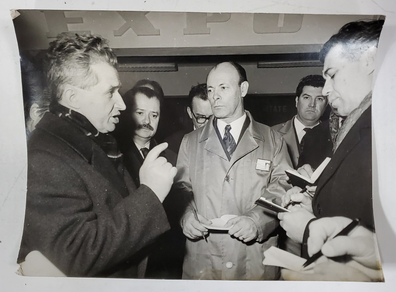 NICOLAE CEAUSESCU DAND INDICATII CONDUCERII UNEI INTREPRINDERI , FOTOGRAFIE DE PRESA , ANII ' 70