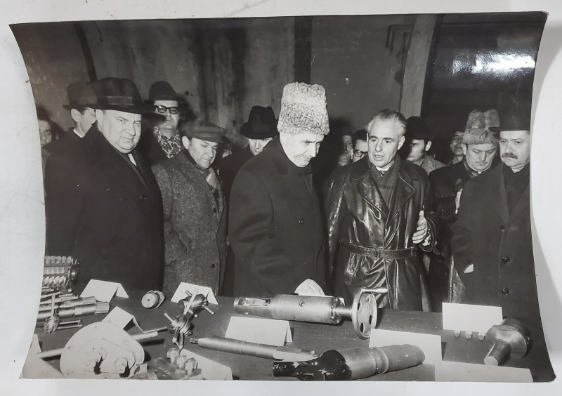 NICOLAE CEAUSESCU , GHEORGHE CIOARA , ILIE VERDET , DUMITRU POPESCU , IN VIZITA LA O FABRICA , FOTOGRAFIE DE PRESA , ANII '70