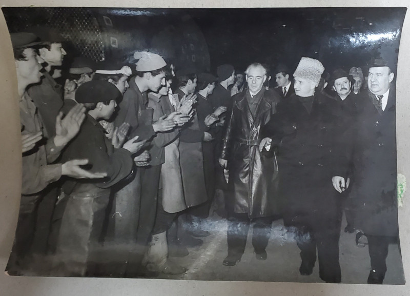 NICOLAE CEAUSESCU , ILIE VERDET , GHEORGHE CIOARA , IN VIZITA DE LUCRU LA O INTREPRINDERE , FOTOGRAFIE DE PRESA , ANII ' 70