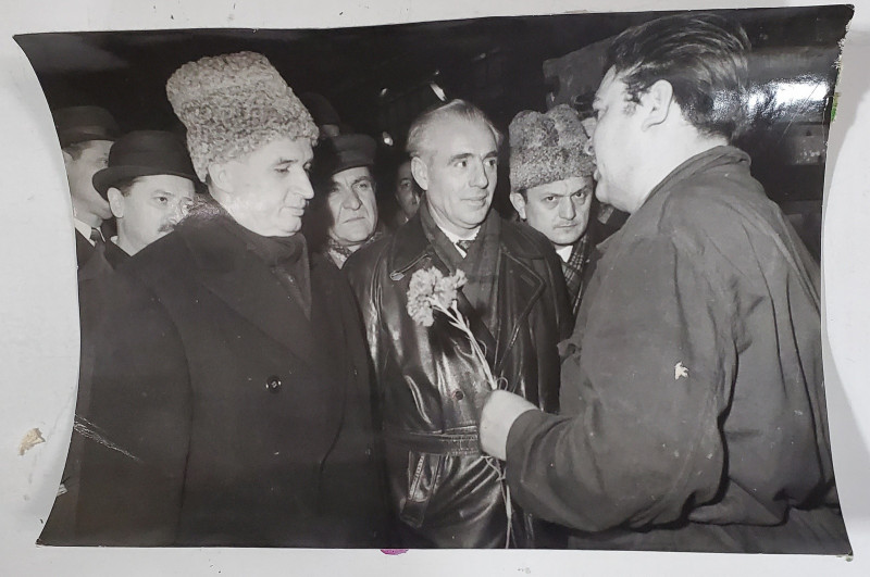 NICOLAE CEAUSESCU , ILIE VERDET , GHEORGHE CIOARA IN VIZITA LA O INTREPRINDERE , FOTOGRAFIE DE PRESA ,  ANII '70