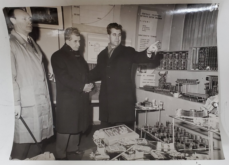 NICOLAE CEAUSESCU , IN FATA UNEI STAND CU PIESE PENTRU CENTRALELE TELEFONICE , FOTOGRAFIE DE PRESA , ANII ' 70