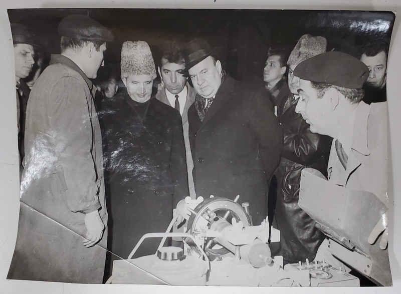 NICOLAE CEAUSESCU , IN FATA UNUI STAND CU PIESE , ASCULTAND PREZENTAREA ,  , FOTOGRAFIE DE PRESA , ANII  '70