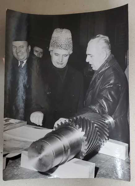 NICOLAE CEAUSESCU IN FATA UNUI STAND CU PIESE STRUNJITE   , FOTOGRAFIE DE PRESA , ANII '70