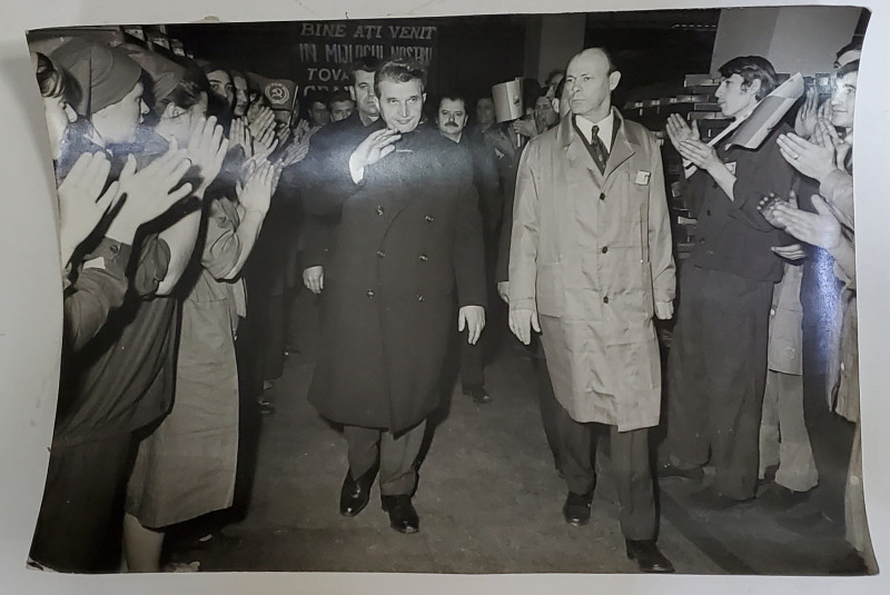 NICOLAE CEAUSESCU IN VIZITA , INTAMPINAT DE MUNCITORI , FOTOGRAFIE  DE PRESA ,  ANII '70