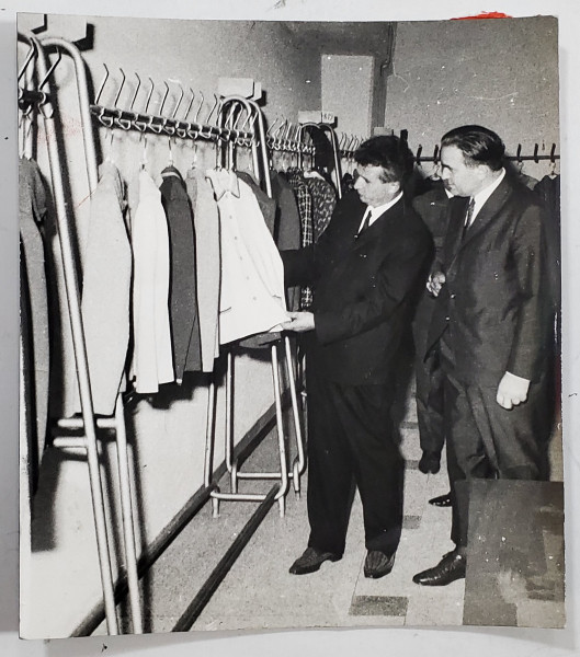 NICOLAE CEAUSESCU IN VIZITA LA O FABRICA DE CONFECTII , FOTOGRAFIE DE PRESA , ANII '70