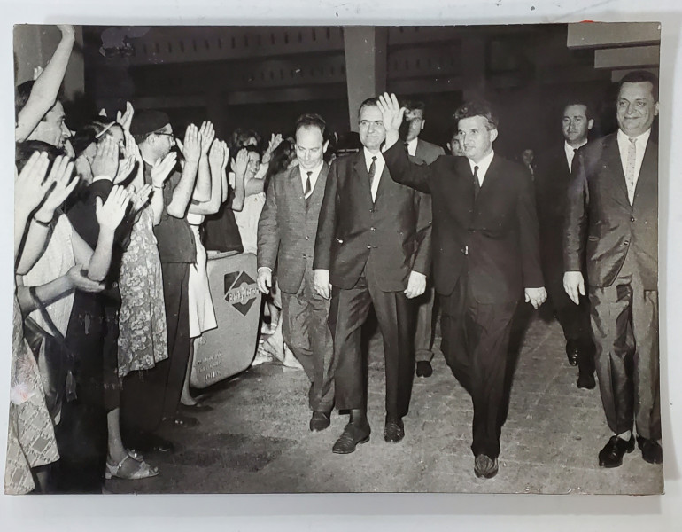 NICOLAE CEAUSESCU IN VIZITA LA O INTREPRINDERE , SALUTAND MUNCITORII , FOTOGRAFIE DE PRESA  , ANII '70