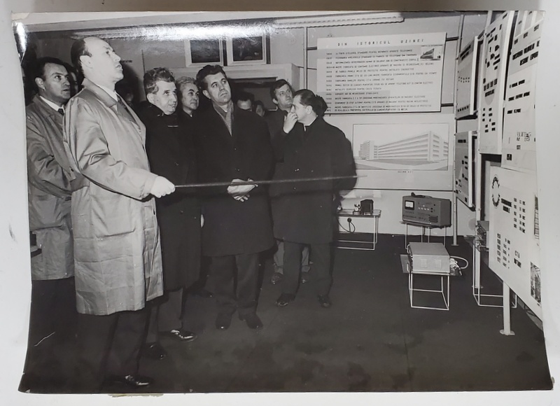 NICOLAE CEAUSESCU IN VIZITA LA O UZINA DIN TIMISOARA , FOTOGRAFIE DE PRESA , ANII ' 70