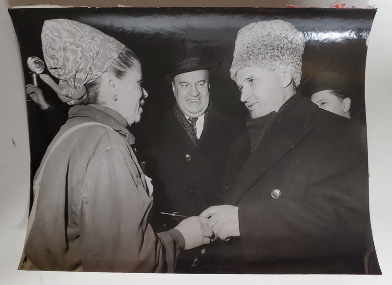 NICOLAE CEAUSESCU INTAMPINAT CU FLORI DE O MUNCITOARE , IN VIZITA DE LUCRU , FOTOGRAFIE DE PRESA , ANII ' 70