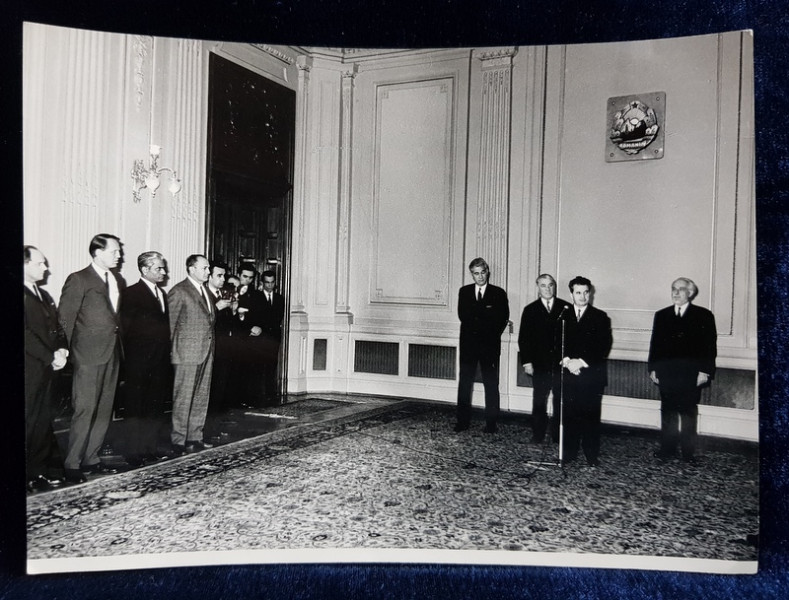 NICOLAE CEAUSESCU , ION GHEORGHE  MAURER , STEFAN VOITEC SI UN GRUP DE INVITATI , FOTOGRAFIE PE HARTIE FOTO , DATA SI AUTORUL NEPRECIZATE ,