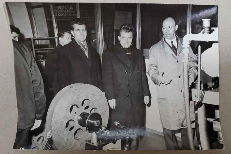 NICOLAE CEAUSESCU , LANGA UN STAND CU PIESE , FOTOGRAFIE DE PRESA , ANII  '70