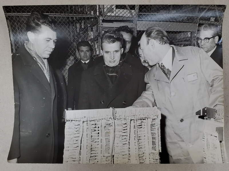 NICOLAE CEAUSESCU , PRIMIND INFORMATII  DESPRE PRODUSE , IN FATA UNUI STAND , FOTOGRAFIE DE PRESA , ANII '70