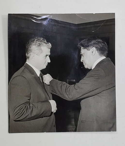 NICOLAE CEAUSESCU PRIMIND O DECORATIE DE LA ROMESH CHANDRA , PRESEDINTELE CONSILIULUI MONDIAL AL PACII , MARTIE , FOTOGRAFIE DE PRESA , 1976
