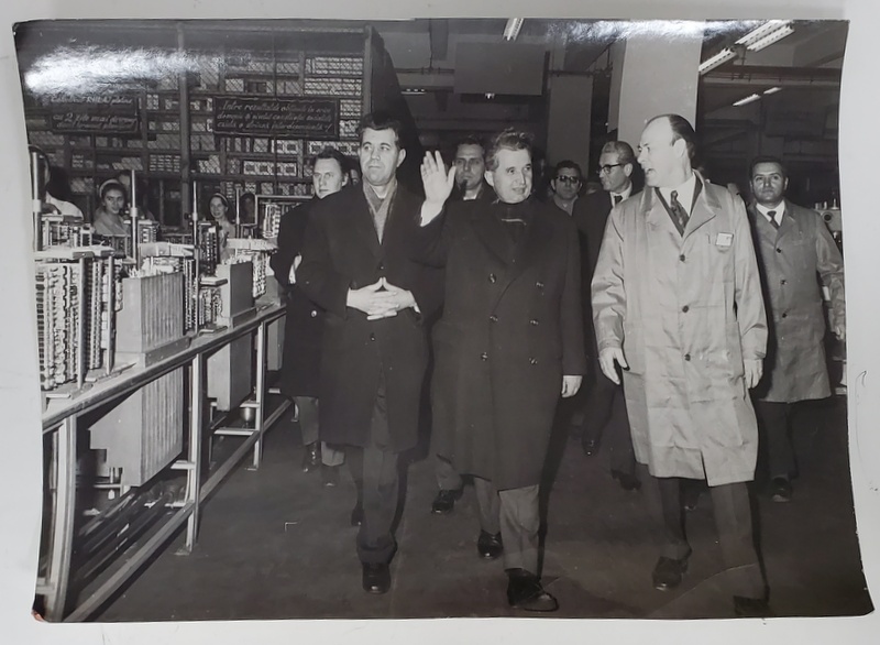 NICOLAE CEAUSESCU  SALUTAND MUNCITORII , IN VIZITA LA O FABRICA , FOTOGRAFIE DE PRESA  , ANII  '70