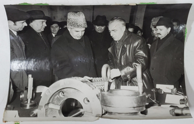 NICOLAE CEAUSESCU SI GHEORGHE CIOARA , IN FATA UNUI STAND CU PIESE , FOTOGRAFIE DE PRESA ,   ANII ; 70