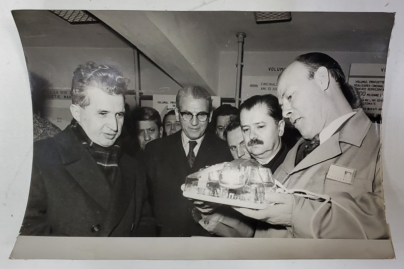 NICOLAE CEAUSESCU SI GHEORGHE CIOARA , LA PREZENTAREA UNUI MODEL DE TELEFON ROMANESC , FOTOGRAFIE DE PRESA , ANII '70