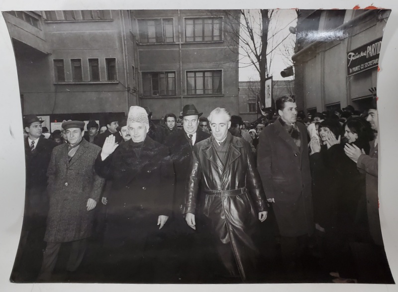 NICOLAE CEAUSESCU SI GHEORGHE PANA , INTAMPINATI CU APLAUZE IN VIZITA DE LUCRU , FOTOGRAFIE DE PRESA , ANII  ' 70