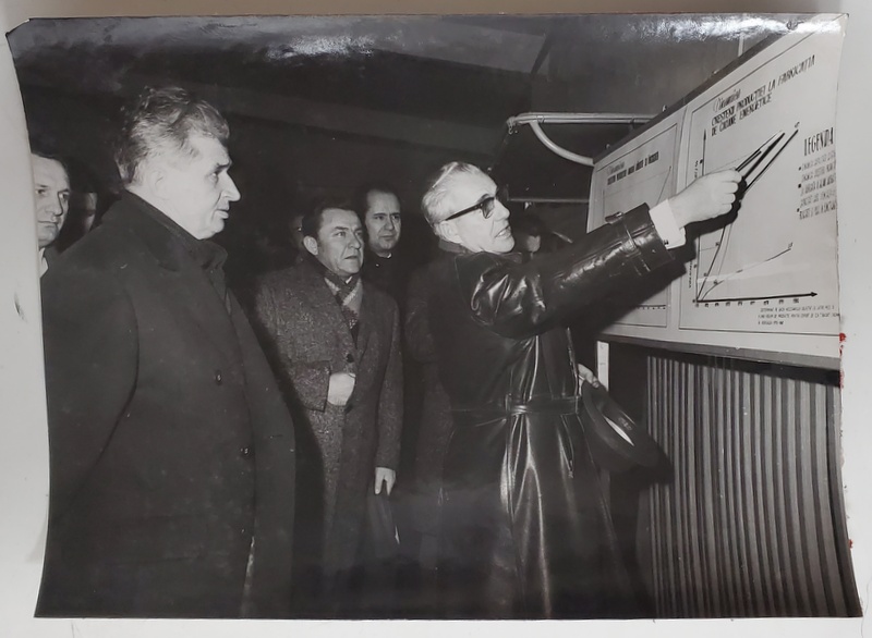 NICOLAE CEAUSESCU SI ILIE VERDET IN VIZITA DE LUCRU LA O FABRICA , FOTOGRAFIE DE PRESA , ANII ' 70