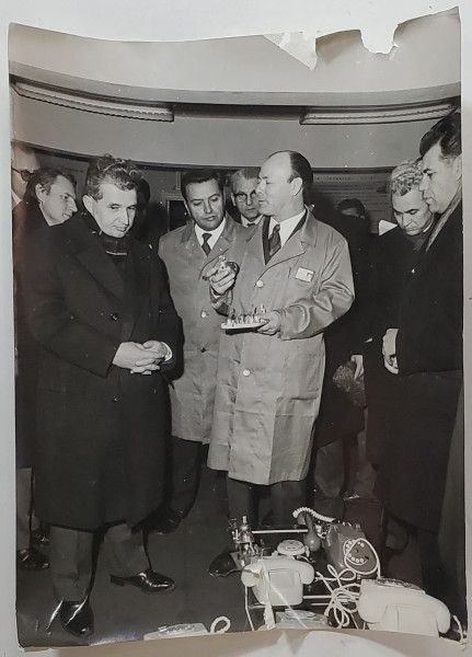 NICOLAE CEAUSESCU si VIRGIL TROFIN IN VIZITA LA FABRICA DE TELEFOANE , FOTOGRAFIE DE PRESA , ANII '70