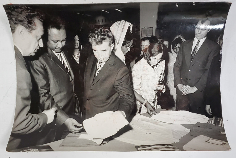 NICOLAE SI ELENA CEAUSESCU IN VIZITA LA O FABRICA DE TEXTILE , FOTOGRAFIE DE PRESA  , ANII '70