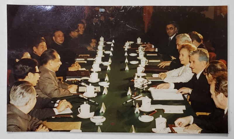 NICOLAE SI ELENA CEAUSESCU IN VIZITA OFICIAL AIN R.P. CHINEZA , LA MASA TRATATIVELOR , FOTOGRAFIE  DE PRESA , APRILIE 1982