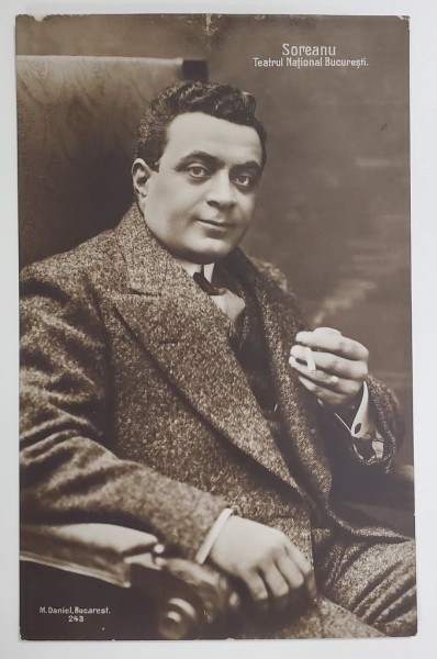 NICOLAE SOREANU ( 1873 -1950 ) , ACTOR ROMAN DE TEATRU , IN PARDESIU , CU TIGARA , FOTOGRAFIE TIP CARTE POSTALA , INTERBELICA