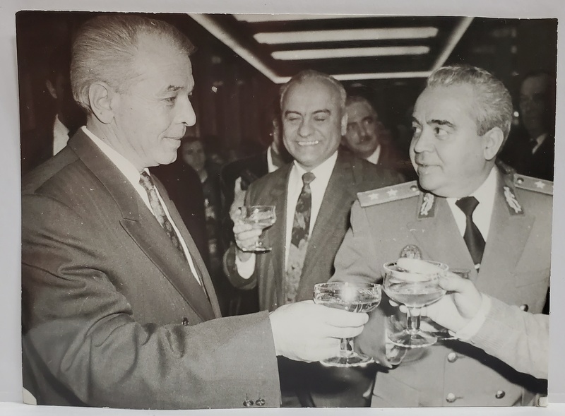 NICOLAE VACAROIU , CIOCNIND O CUPA DE SAMPANIE CU INALTI OFITERI ROMANI , FOTOGRAFIE , INCEPUTUL ANILOR ' 90