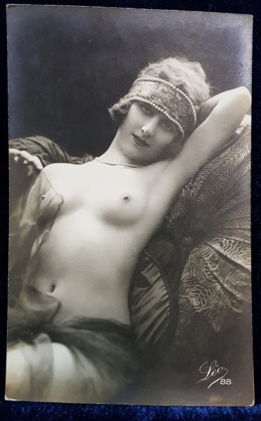 Nud pe canapea - Foto tip CP
