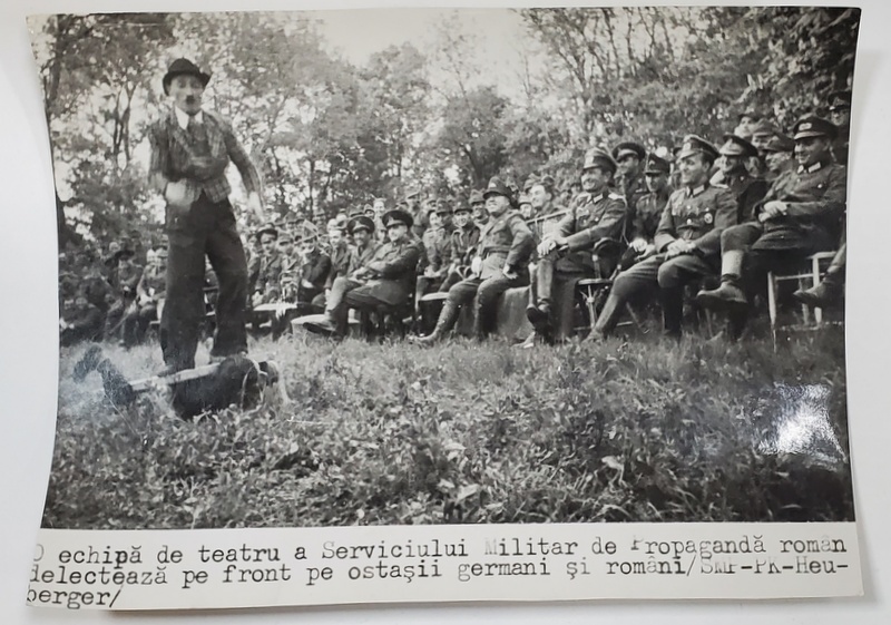 O ECHIPA DE TEATRU A SERVICIULUI MILITAR DE PROPAGANDA ROMAN , DELECTEAZA  OSTASII ROMANI SI GERMANI , FOTOGRAFIE DIN ' PORUNCA VREMII  ' , ANII  '40