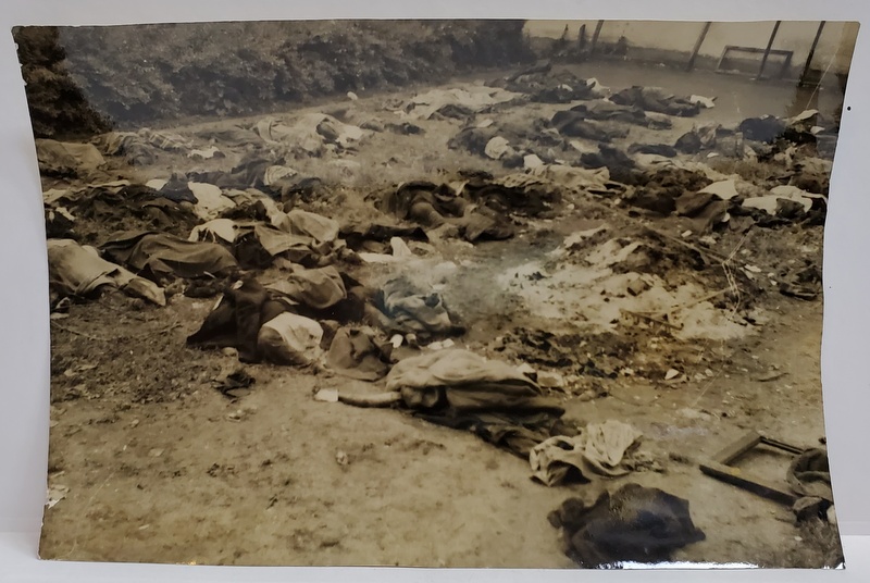 O PARTE DIN MIILE DE CADAVRE SCOASE DIN INCHISOAREA DIN LEMBERG , FOTOGRAFIE GERMANA DE PRESA , 6 IULIE , 1941