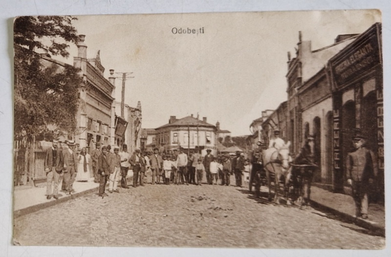 ODOBESTI , FOTOGRAFIE DE GRUP PE STRADA PRINCIPALA , IN PRIM PLAN FRIZERIA ' ELEGANTA - TEODOR P. IONESCU ' , CARTE POSTALA , INTERBELICA