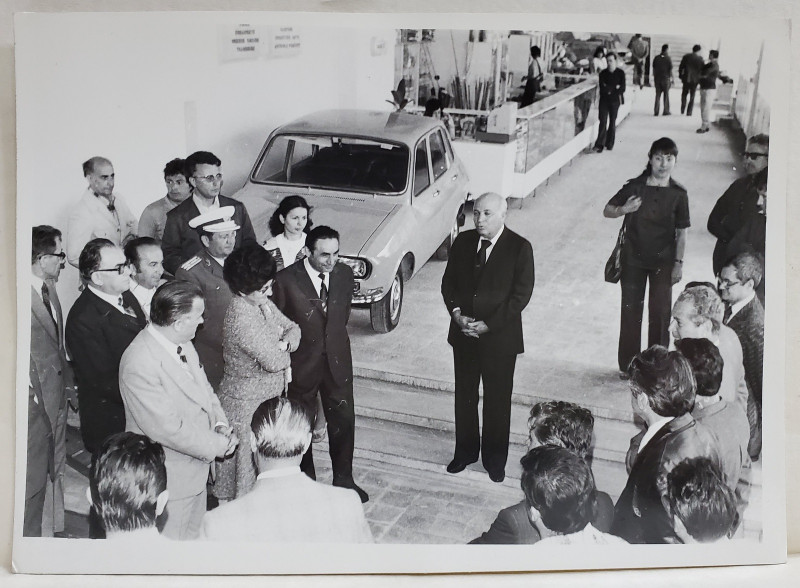 OFICIAL TINAND O CUVANTARE LA  DESCHIDEREA MAGAZINULUI I.D.M.S. DIN BUCURESTI , SOSEAUA COLENTINA , BLOC 64 , FOTOGRAFIE  , 18 MAI 1977