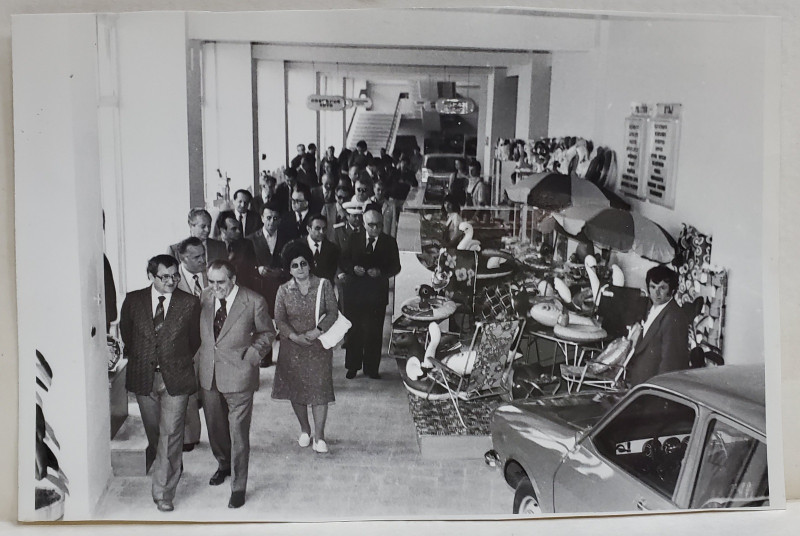 OFICIALI LA RAIONUL DE PRODUSE PENTRU PLAJA , DESCHIDEREA MAGAZINULUI I.D.M.S. , SOS. COLENTINA , BLOC 64 , FOTOGRAFIE , MAI , 1977