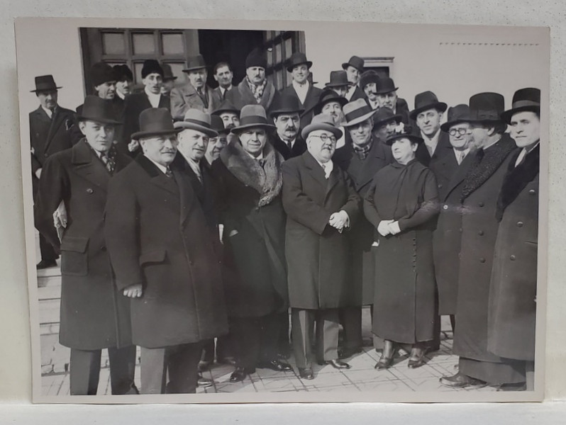 OFICIALITATI ROMANE , POZE DE GRUP IN FATA UNEI CLADIRI , FOTOGRAFIE , ANII '30