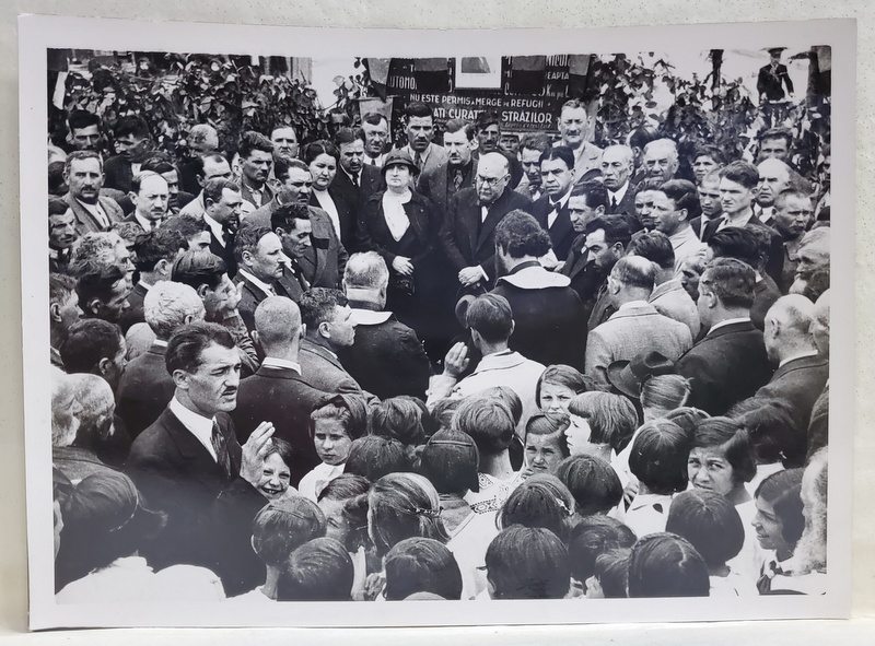 OFICIALITATI SI ELEVI ASCULTAND PREOTUL , FOTOGRAFIE , ANII '30