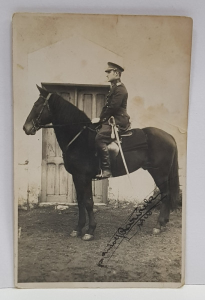 OFITER CAVALERIST ,  IN UNIFORMA , CU SABIE , CALARE , FOTOGRAFIE TIP CARTE POSTALA , MONOCROMA, CIRCULATA , DATATA 1926