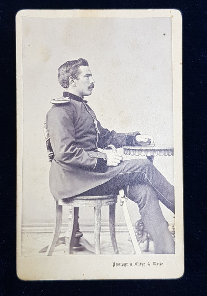 OFITER CU SABIE ,  ASEZAT PE SCAUN , FOTOGRAFIE TIP C.D.V., MONOCROMA, LIPITA PE CARTON , DATATA 1870