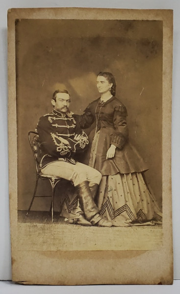 OFITER CU SOTIA , IN STUDIO , FOTOGRAFIE C.D.V. , SFARSITUL SEC. XIX