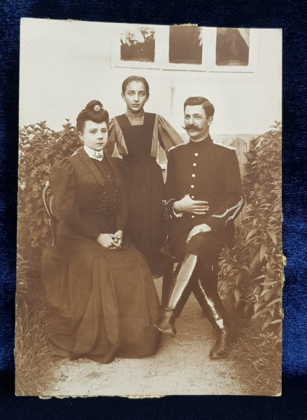 OFITER CU SOTIA SI FETITA , POZAND IN GRADINA CASEI , FOTOGRAFIE MONOCROMA, PE HRATIE CRETATA , PERIOADA , CCA.  1900 , DEZLIPITA DE PE CARTON *
