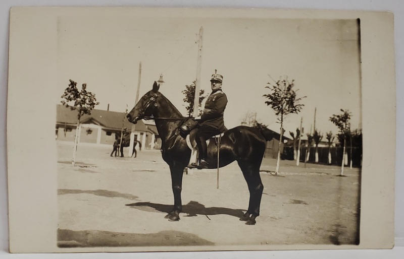 OFITER DE CAVALERIE , IN UNIFORMA DE GALA , CU SABIA , FOTOGRAFIE TIP CARTE POSTALA , INTERBELICA