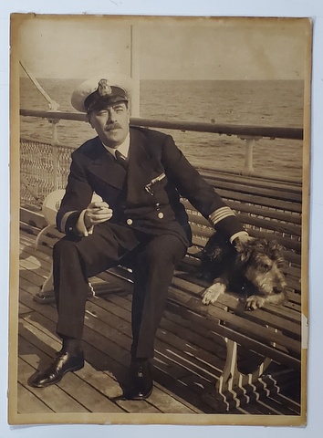 OFITER DIN MARINA REGALA IN UNIFORMA  , PE PUNTEA UNUI VAS , CU CATELUL , FOTOGRAFIE , INTERBELICA