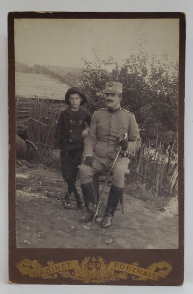 OFITER FRANCEZ (?) IN UNIFORMA , CU SABIE , POZAND CU COPILUL SAU , FOTOGRAFIE CABINET , INCEPUTUL SEC. XX