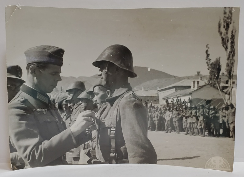 OFITER GERMAN DECOREAZA CU ' CRUCEA DE FIER ' SOLDATII ROMANI DISTINSI IN LUPTELE DE LA SEVASTOPOL , FOTOGRAFIE DE PRESA , 21 OCT. 1942