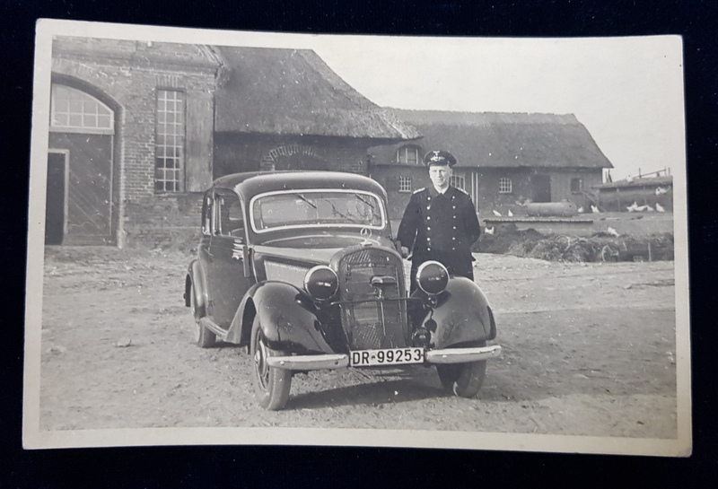 OFITER GERMAN IN UNIFORMA CU SAPCA , LANGA AUTOMOBIL MERCEDES IN CURTEA UNUI CONAC , FOTOGRAFIE TIP CARTE POSTALA , MONOCROMA, NECIRCULATA , PERIOADA INTERBELICA