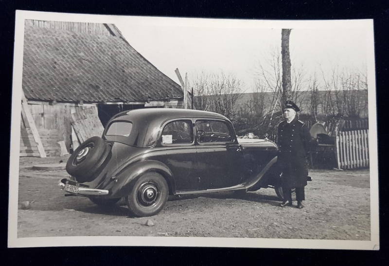 OFITER GERMAN , IN UNIFORMA , POZAND LANGA UN AUTOMOBIL MERCEDES IN CURTEA UNUI CONAC , FOTOGRAFIE TIP CARTE POSTALA , PERIOADA INTERBELICA