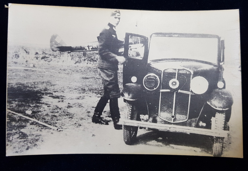 OFITER GERMAN URCAND INTR-UN AUTOMOBIL , LANGA UN AVION DE VANATOARE GERMAN , FOTOGRAFIE TIP CARTE POSTALA , MONOCROMA, IN TIMPUL CELUI DE-AL DOILEA RAZBOI MONDIAL