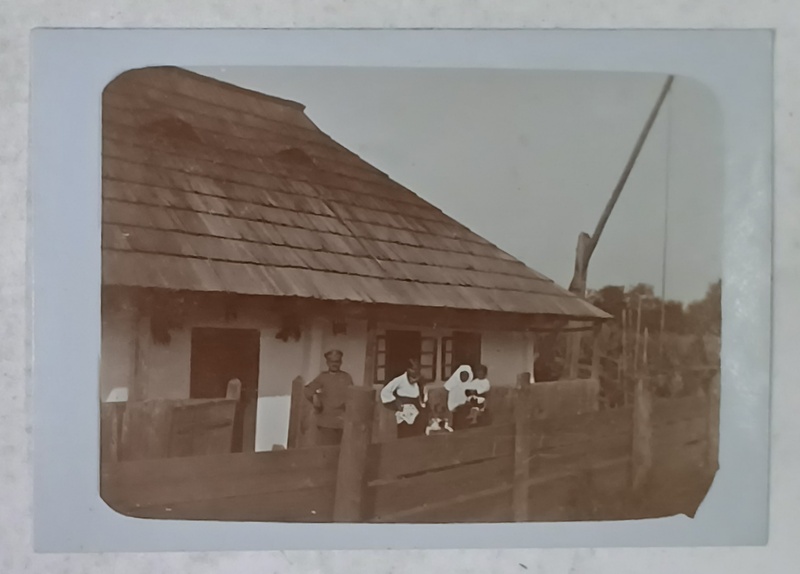 OFITER  IN CURTEA UNEI CASE DIN MOLDOVA , FOTOGRAFIE , FORMAT CARTE POSTALA , PERIOADA  PRIMULUI RAZBOI MONDIAL